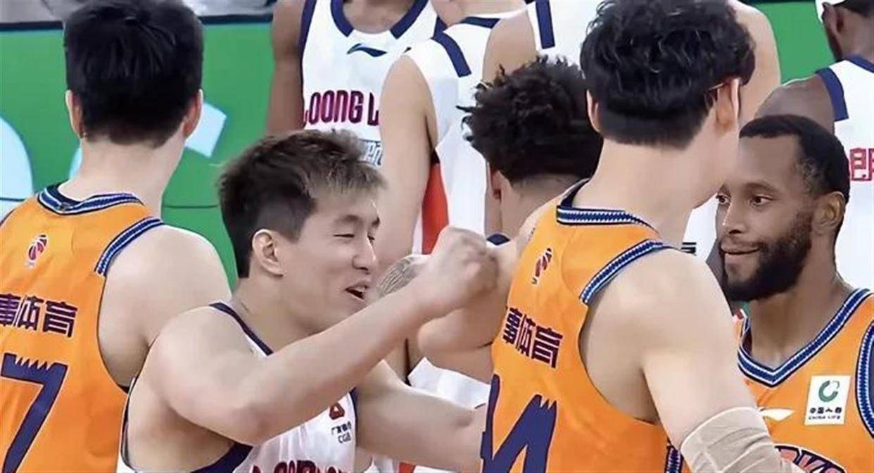 爱游戏官网下载-欧联倒计时；深圳男篮今夜强势反弹；细节引发关注；赛场秩序良好；轮换策略成焦点的简单介绍