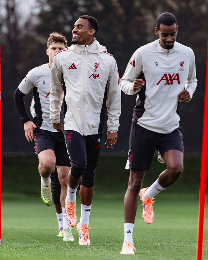 爱游戏体育-利物浦训练开放日；关键时刻防线松动引欢呼；足总杯在即；团队化学反应显著的简单介绍